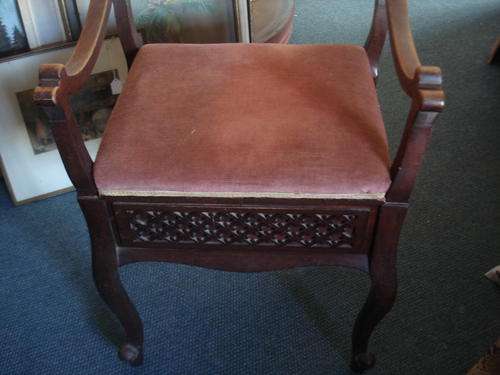 VINTAGE PIANO STOOL