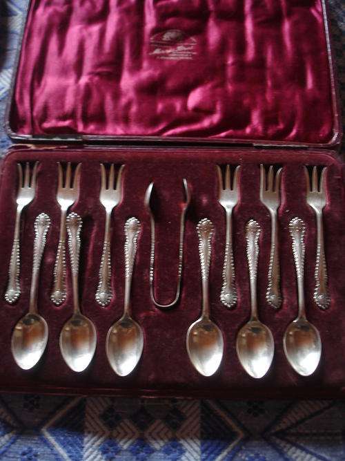 VERY VINTAGE PRETTY BOXED CAKE FORKS SPOONS AND TONGS