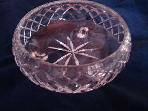 PRETTY   CRYSTAL BOWL ON TRIPOD FEET