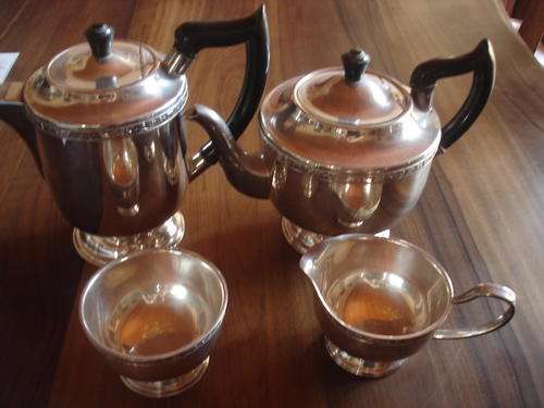 PRETTY SILVER PLATED TEA SET FOUR PIECE VINERS OF SHEFFIELD