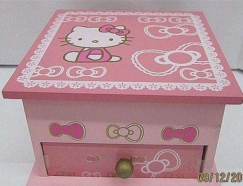 BEAUTIFULL Hello Kitty Jewellery Box ( Made of wood )
