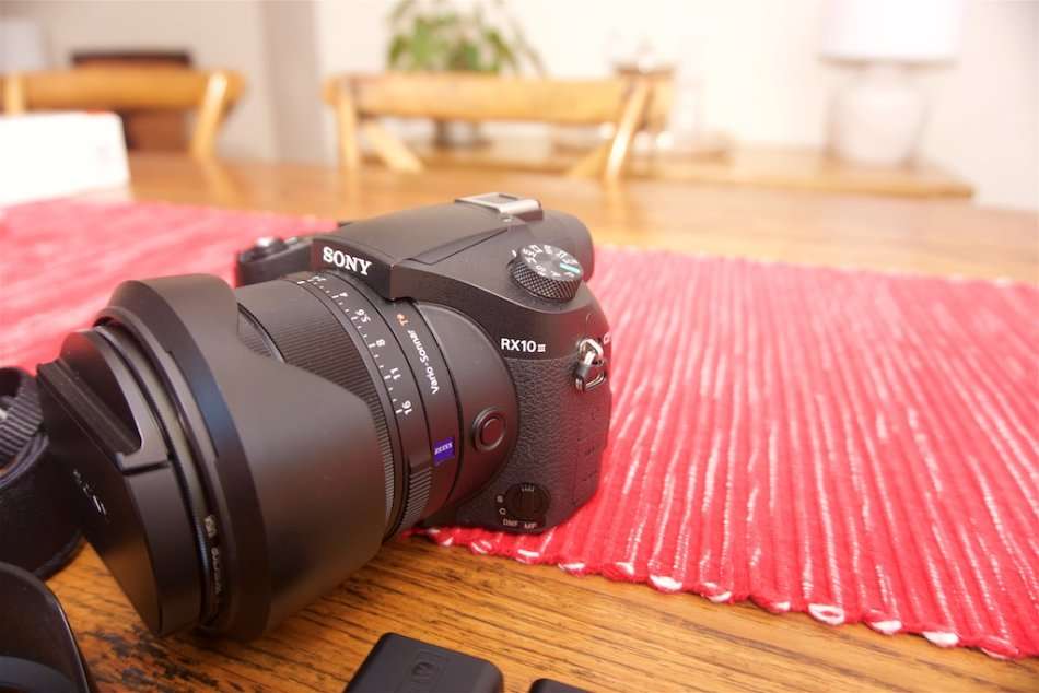 SONY RX10 III with F2.4-4 large-aperture 24-600mm Zoom Lens