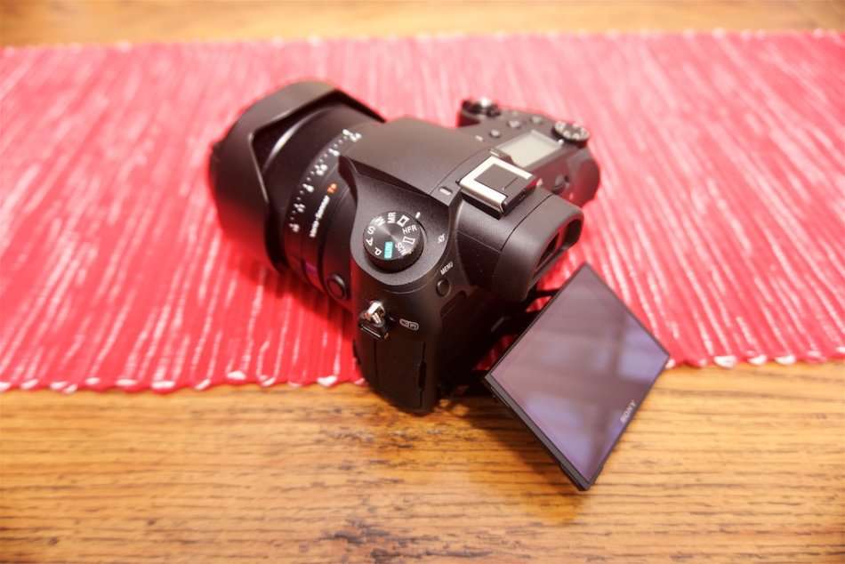 SONY RX10 III with F2.4-4 large-aperture 24-600mm Zoom Lens