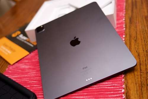Apple iPad Pro (12.9-inch, Wi-Fi, 256GB) - Space Gray (4th Generation) (2020) + EXTRAS