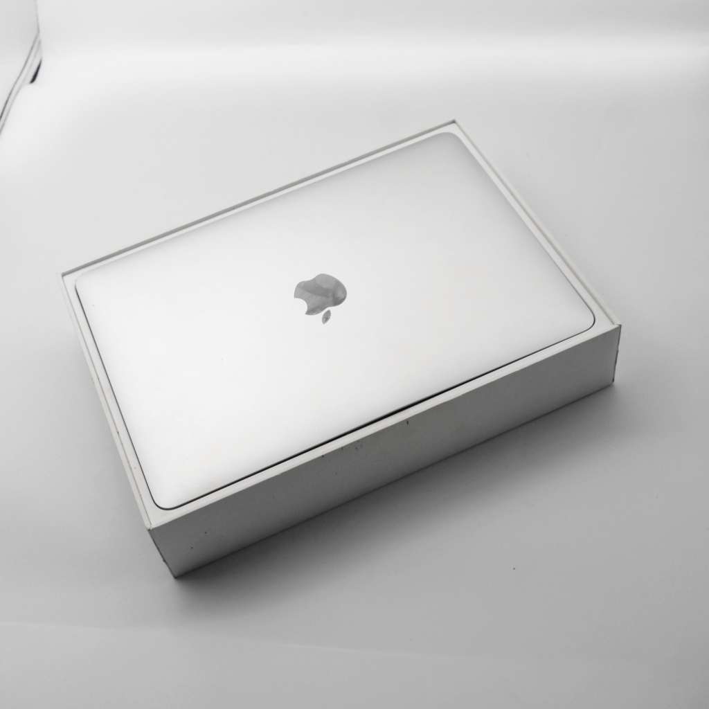 2015 12 inch Macbook A1534 **for parts**