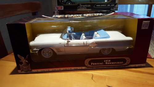 Road Signature Pontiac Bonville 1958 1:18
