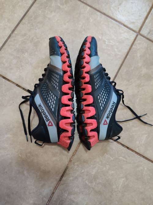Men's second hand Reebok Zig tech, size 9.