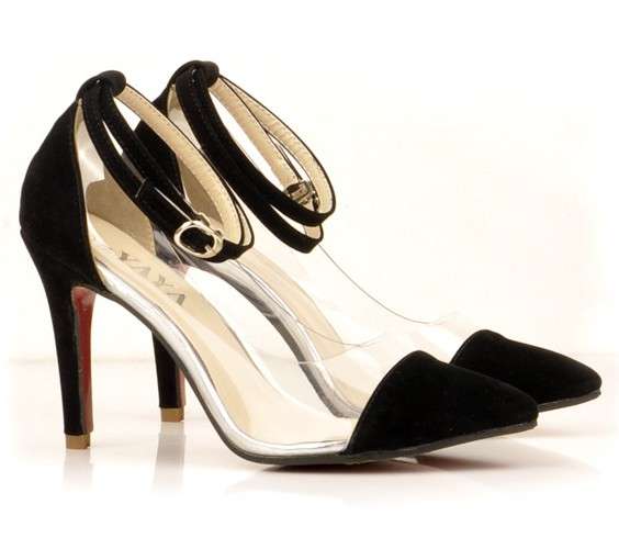Very Trendy Black detail pumps