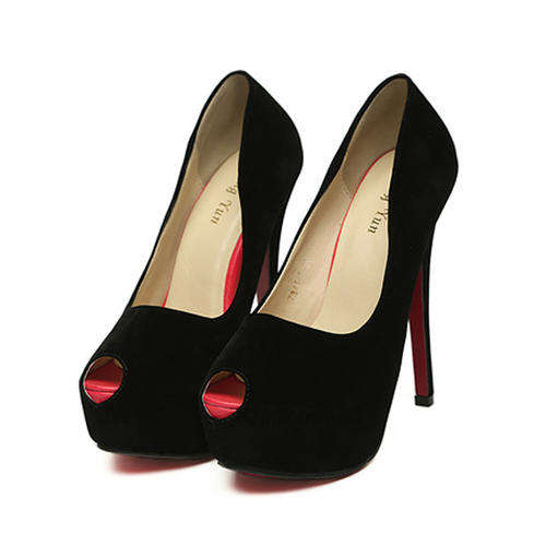 ladies classic pump in black with red sole