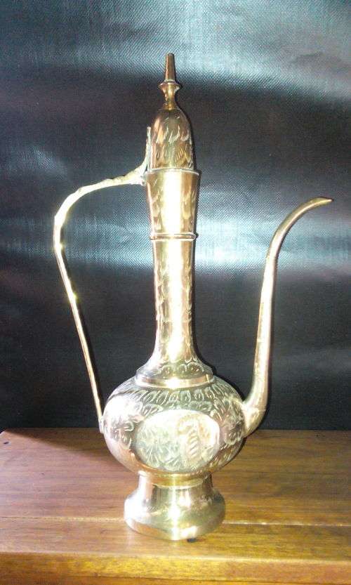 LARGE BRASS KETTLE IN PERFECT CONDITION