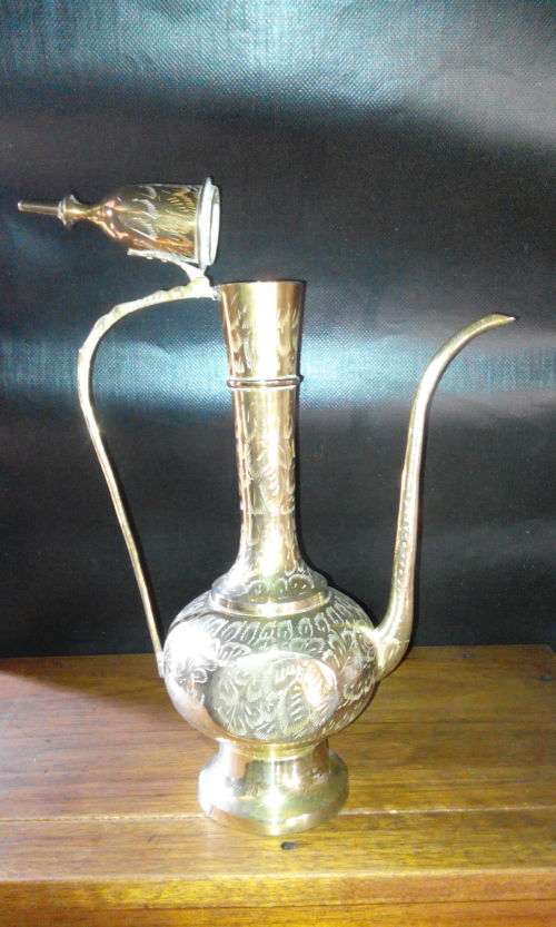 LARGE BRASS KETTLE IN PERFECT CONDITION