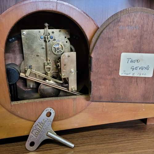 Vintage Mantle Clock | Keeps time and Chimes, but needs a service