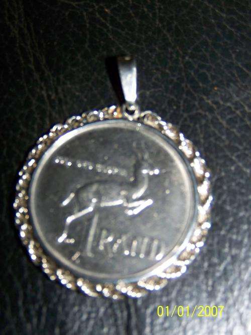 SILVER PURE 925 SILVER PENDAANT WITH 1988 R1 COIN