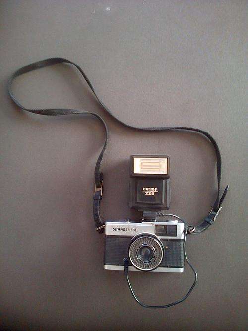 OLYMPUS TRIP 35 CAMERA WITH HELIOS FLASH