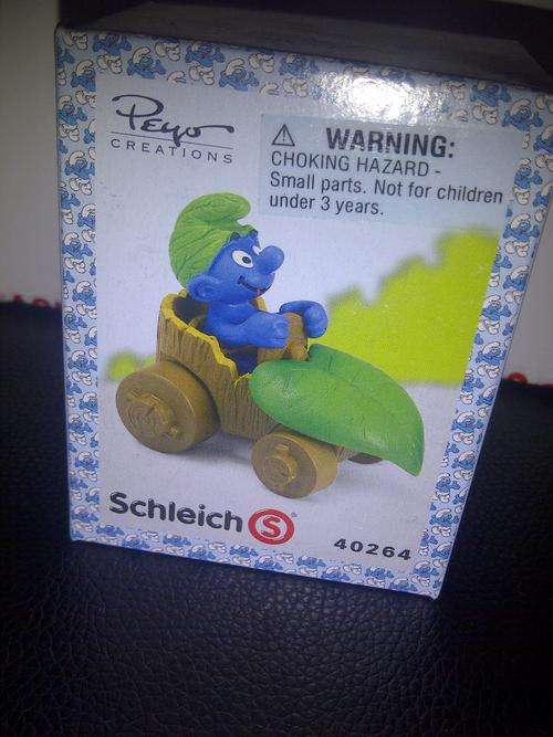Smurf in Leaf Car #40264. MINT still sealed in original box. Schleich Peyo