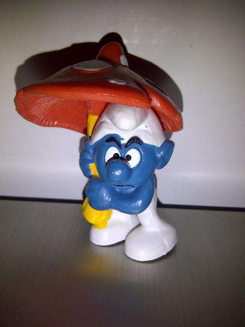 Smurf with Mushroom umbrella - RARE version with dots embossed. #201181
