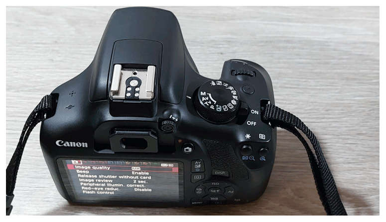 Canon EOS 1300D DSLR Camera with 18-55mm DC, 75-300mm, 8GB SD Card & Bag, AS NEW! Shuttercount 5620.