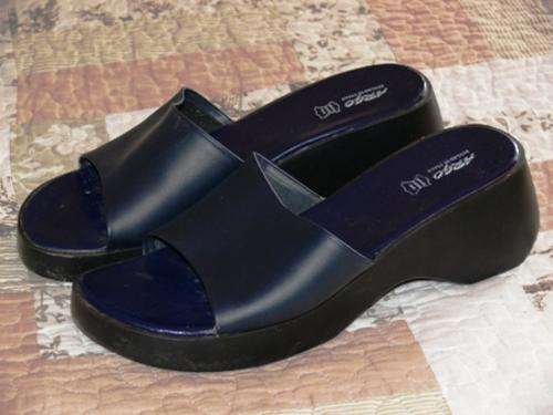 Navy Ladies' Slip-on-shoes (Size 9)