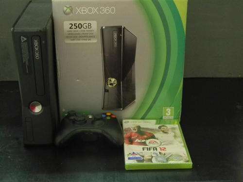 XBOX 360 WITH GAME 250 GIG