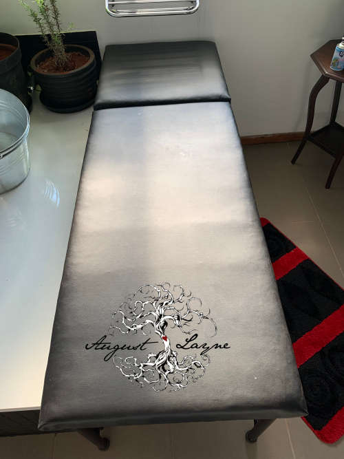 MASSAGE BED GOOD CONDITION