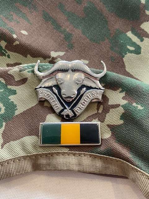 32 Battalion Pomfret Beret badge and bar All pins Original