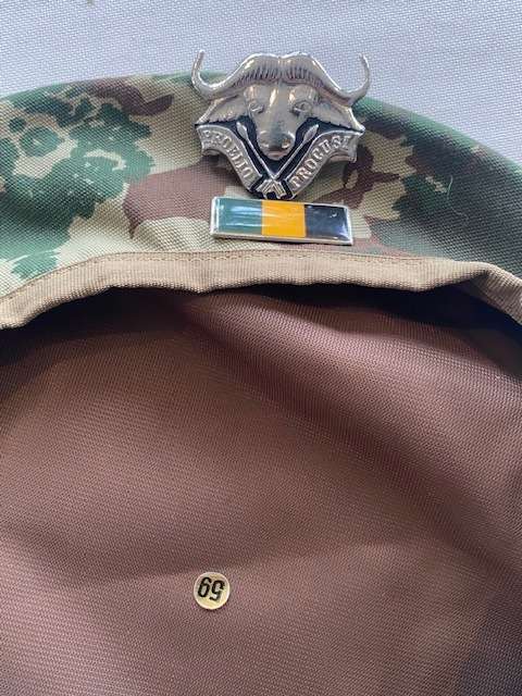 32 Battalion Pomfret Beret badge and bar All pins Original