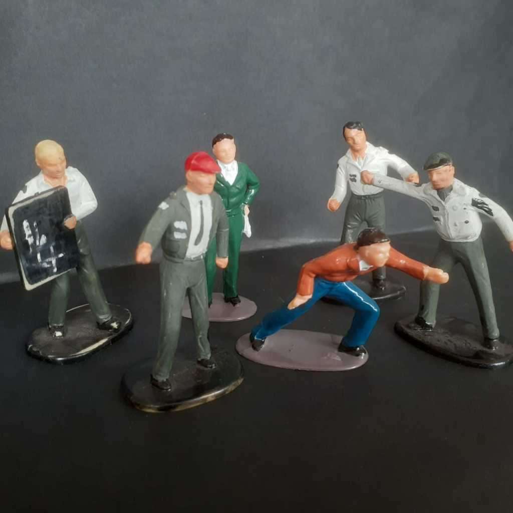 6 x Scalextric Figures Pit Mechanics and Officials