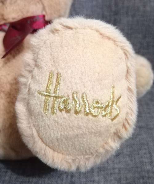 Top Quality Teddy Bear from the Harrod`s England Collection. 26cm Tall