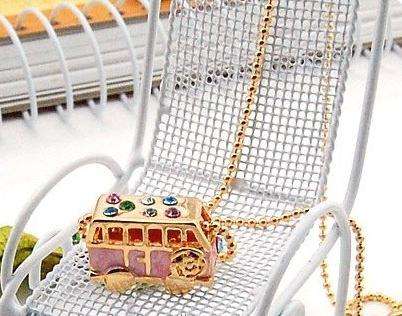 LOVELY COLOR RHINESTONES BUS PENDANT NECKLACE