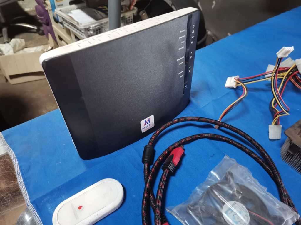 Computer bundle * PARTS * * CPU`s * * ROUTERS* * CABLES * Great LOT Starting at R1.00 !