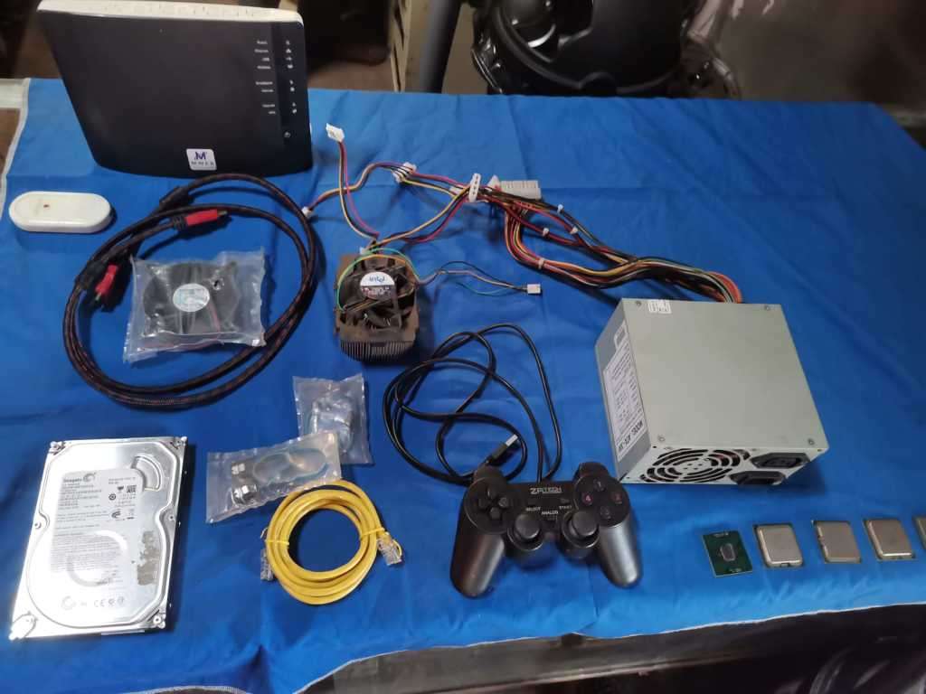 Computer bundle * PARTS * * CPU`s * * ROUTERS* * CABLES * Great LOT Starting at R1.00 !
