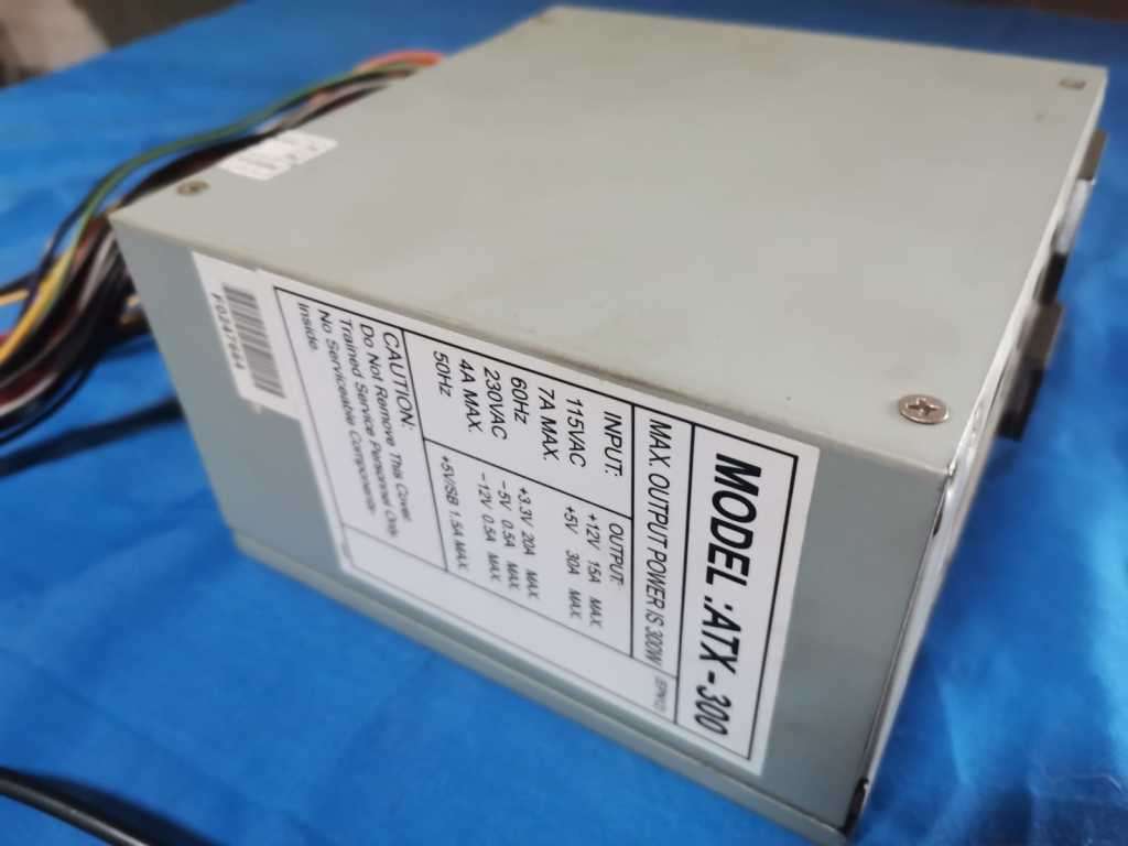 Computer bundle * PARTS * * CPU`s * * ROUTERS* * CABLES * Great LOT Starting at R1.00 !