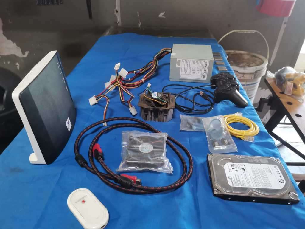 Computer bundle * PARTS * * CPU`s * * ROUTERS* * CABLES * Great LOT Starting at R1.00 !