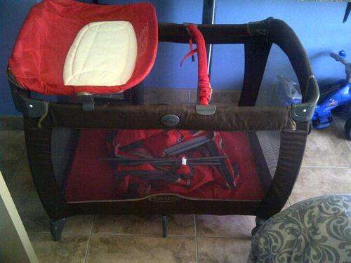 GRACO  CONTOUR ELECTRA CAMPING COT.