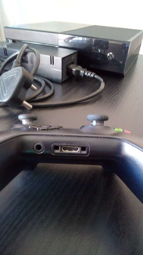 Xbox One with Wireless Controller - Xbox One