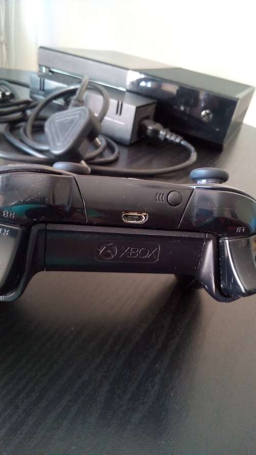 Xbox One with Wireless Controller - Xbox One