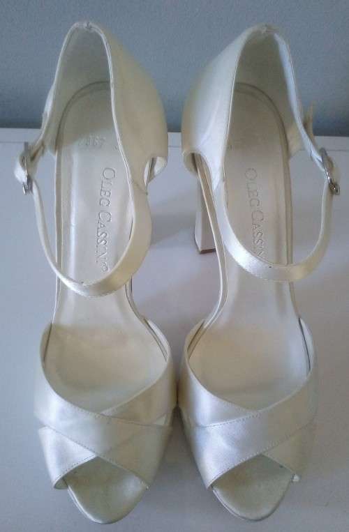Oleg Cassini, Designer  Satin Platform Heels in Ivory Size 5.  Bridal, Wedding, Matric Ball. Event.