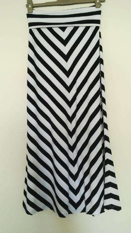Black & White full length skirt Size 34" waist