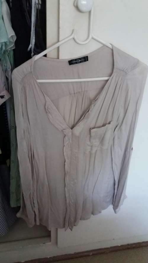 YDE ladies flowy cream long sleeve shirt