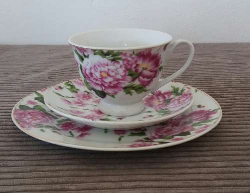 WIESENTINIAL PORZELLAN TEA CUP AND SAUCER TRIO