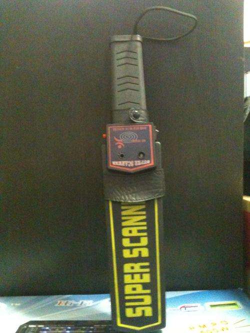 Metal detector with sound/ or vibration only--must have--