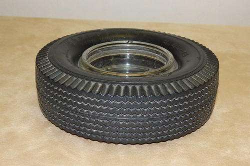 A FANTASTIC AND VERY COLLECTABLE VINTAGE FIRESTONE TYRES TYRE ASHTRAY WITH A GLASS INSERT