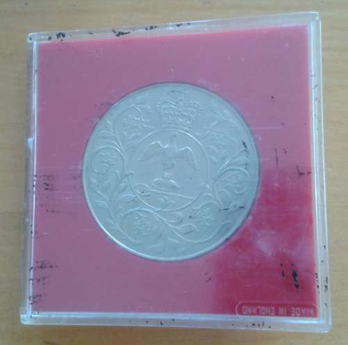 Uncirculated 1977 British crown in perspex case