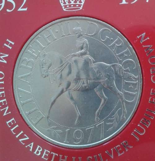 Uncirculated 1977 British crown in perspex case