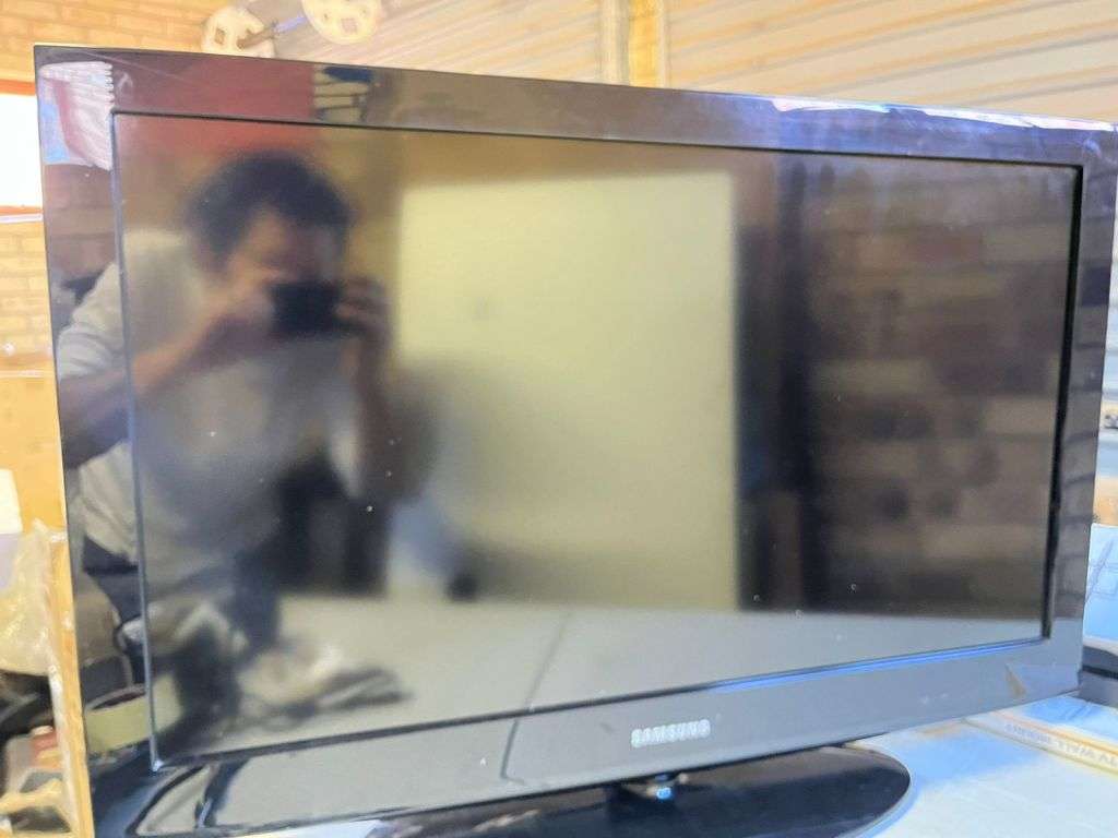 ** USED ** Samsung 32` LCD HDR TV
