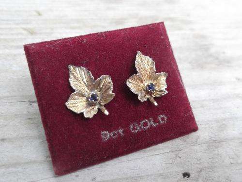 Pretty vintage 9ct gold leaf earrings with blue stones - 1 gram