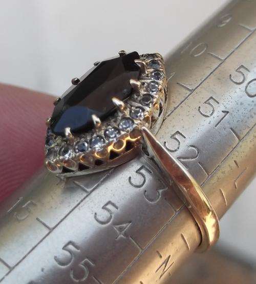Stunning vintage 9ct gold ring with unknown stones - Size M