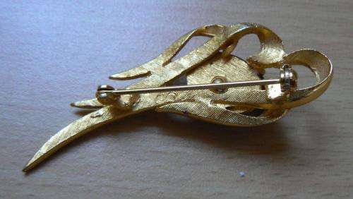 Vintage Tiger's eye brooch in an art deco-style setting