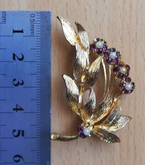 Colourful vintage brooch in gold-coloured setting
