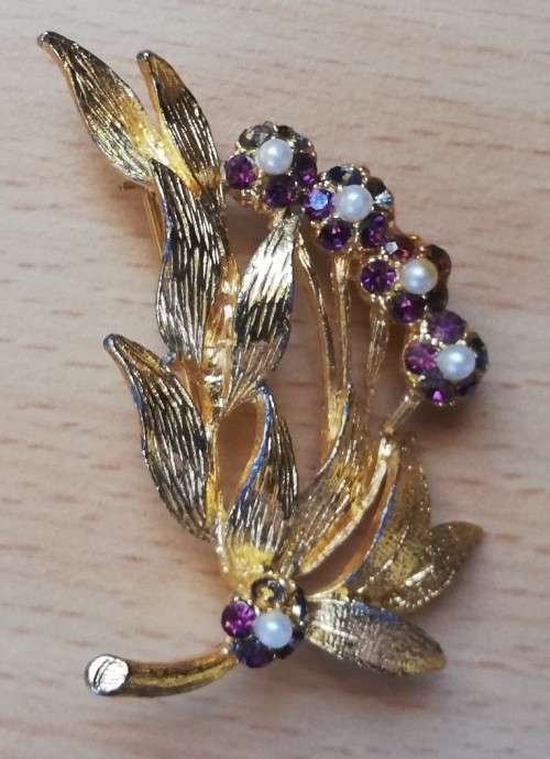 Colourful vintage brooch in gold-coloured setting